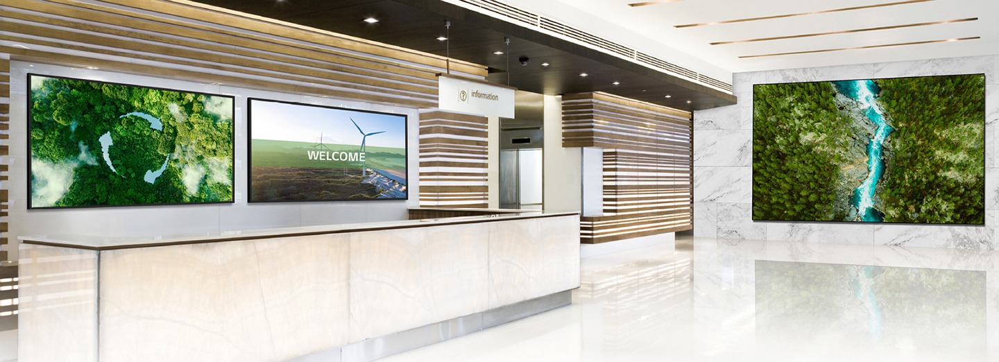 The various displays installed in the company lobby vividly showcase images.